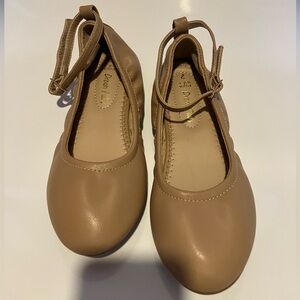 Dream Pairs Tan Girl’s Flats